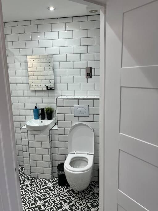 Cheerful 2 Bedroom Homely Apartment, Sleeps 6 Guest Comfy, 3X Double Bed, Parking, Free Wifi, Suitable For Business, Leisure Guest,Glasgow, Glasgow West End, Near City Centre Exterior photo