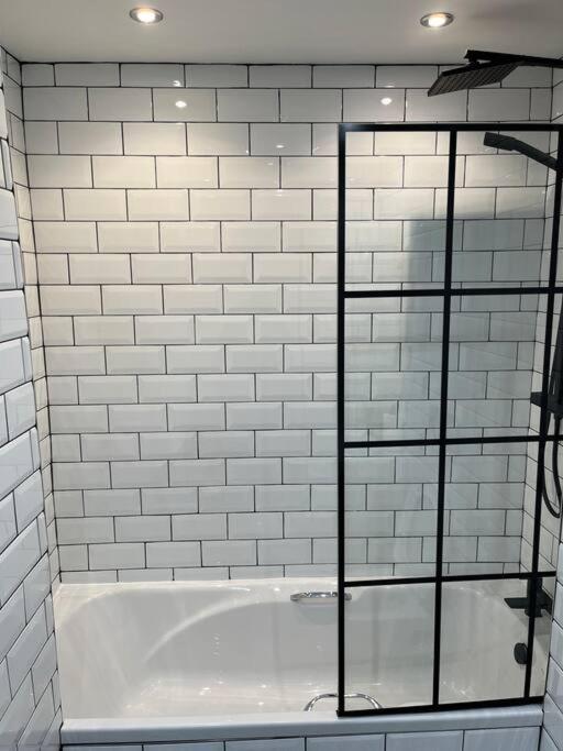 Cheerful 2 Bedroom Homely Apartment, Sleeps 6 Guest Comfy, 3X Double Bed, Parking, Free Wifi, Suitable For Business, Leisure Guest,Glasgow, Glasgow West End, Near City Centre Exterior photo