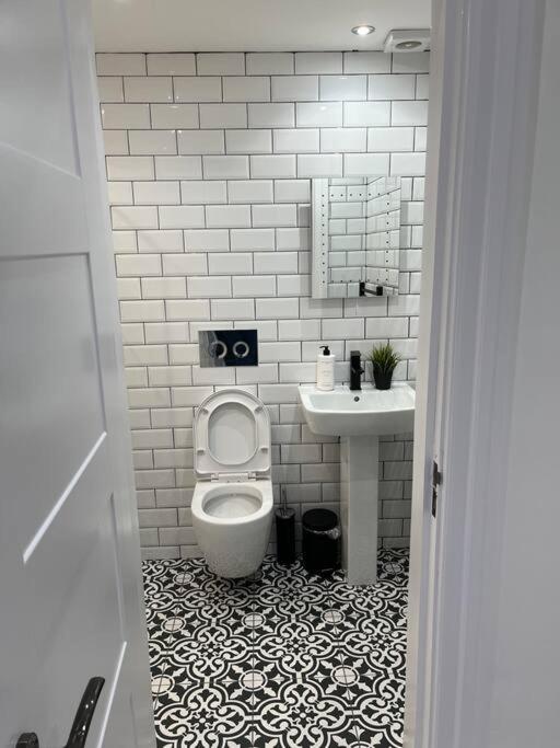Cheerful 2 Bedroom Homely Apartment, Sleeps 6 Guest Comfy, 3X Double Bed, Parking, Free Wifi, Suitable For Business, Leisure Guest,Glasgow, Glasgow West End, Near City Centre Exterior photo