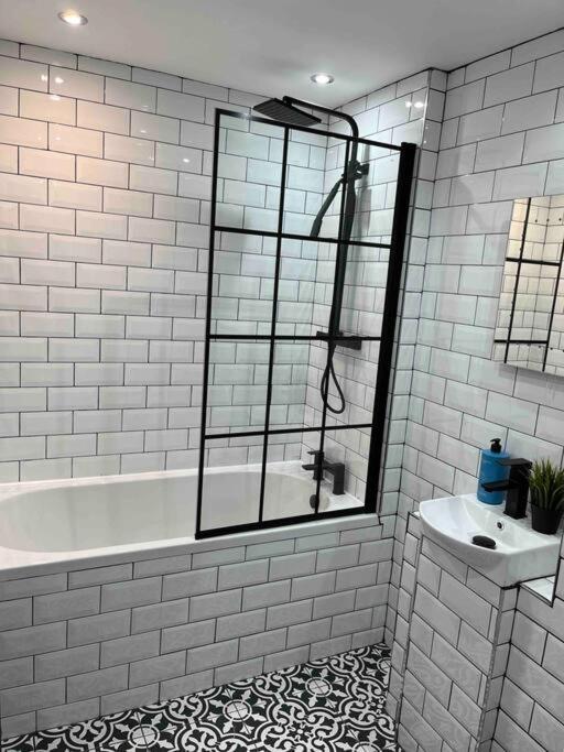 Cheerful 2 Bedroom Homely Apartment, Sleeps 6 Guest Comfy, 3X Double Bed, Parking, Free Wifi, Suitable For Business, Leisure Guest,Glasgow, Glasgow West End, Near City Centre Exterior photo