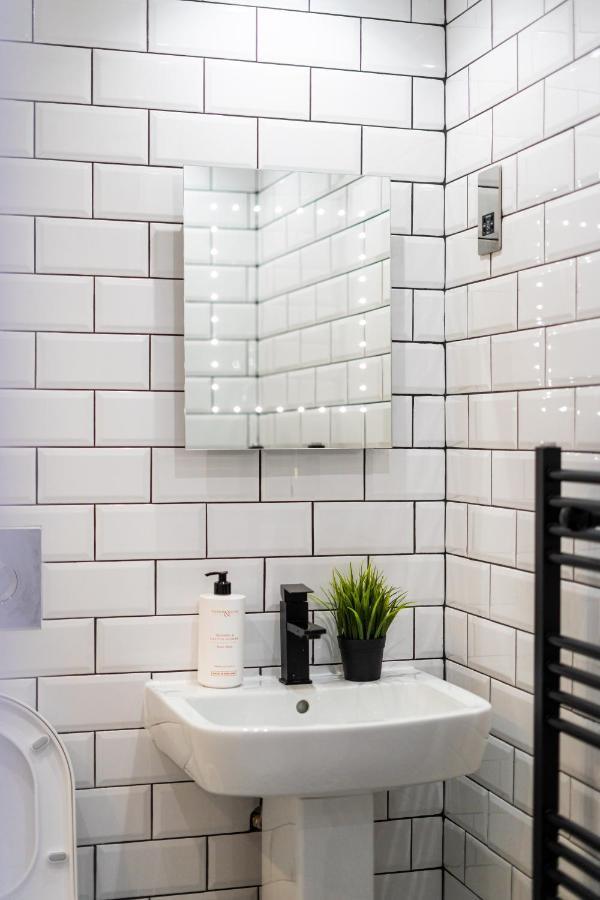 Cheerful 2 Bedroom Homely Apartment, Sleeps 6 Guest Comfy, 3X Double Bed, Parking, Free Wifi, Suitable For Business, Leisure Guest,Glasgow, Glasgow West End, Near City Centre Exterior photo