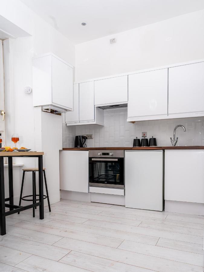 Cheerful 2 Bedroom Homely Apartment, Sleeps 6 Guest Comfy, 3X Double Bed, Parking, Free Wifi, Suitable For Business, Leisure Guest,Glasgow, Glasgow West End, Near City Centre Exterior photo